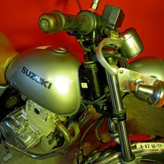 Suzuki TU250X Clásica Plata/Marrón