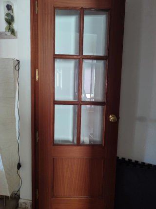 Puerta de madera con cristal