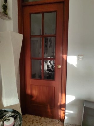 Puerta de madera con cristal