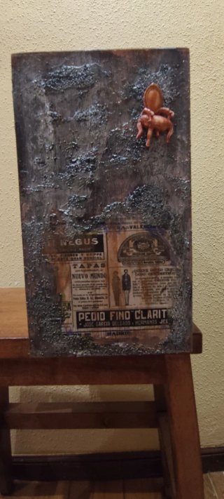 Cajonera de madera decorada a mano