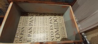 Cajonera de madera decorada a mano