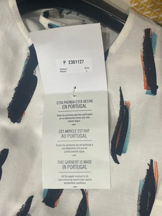 Vestido blanco con cinturón estampado