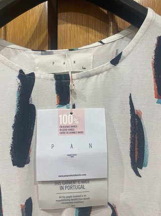 Vestido blanco con cinturón estampado