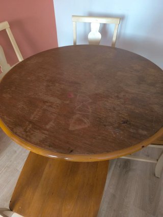 Mesa redonda y 4 sillas de madera