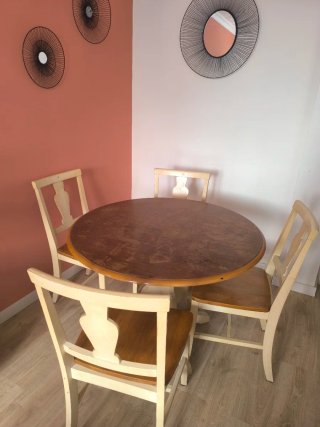 Mesa redonda y 4 sillas de madera