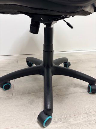 Silla de escritorio negra y turquesa