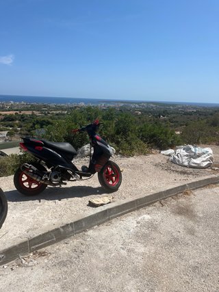 Yamaha Jog RR Scooter Negra y Roja