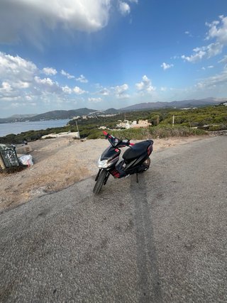 Yamaha Jog RR Scooter Negra y Roja