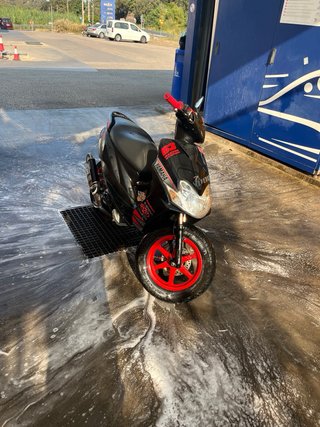 Yamaha Jog RR Scooter Negra y Roja