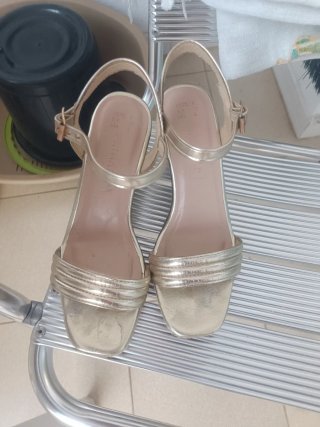 Sandalias doradas tacón