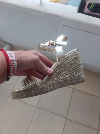 Sandalias doradas tacón