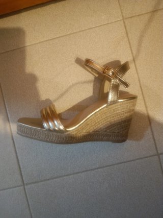 Sandalias doradas tacón