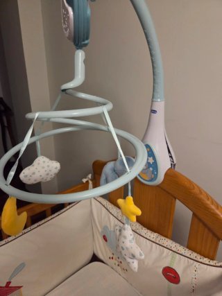 Cuna madera bebé + colchón + móvil