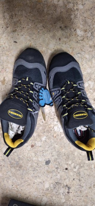 Zapatos de seguridad grises y amarillos