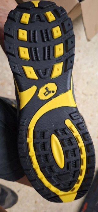 Zapatos de seguridad grises y amarillos