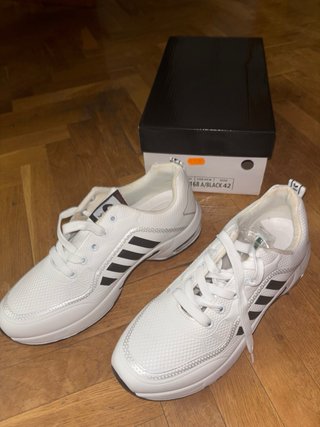 Deportivas blancas y negras