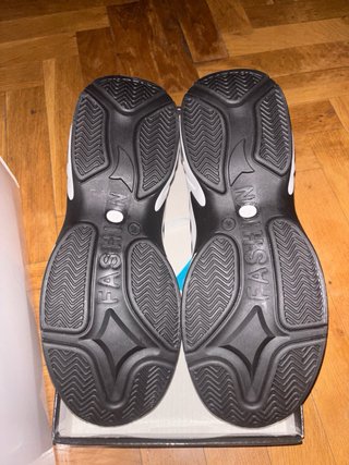 Deportivas blancas y negras