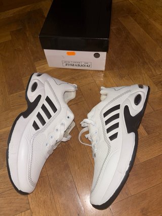 Deportivas blancas y negras