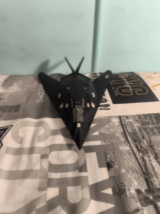 Avión de juguete negro grande