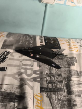 Avión de juguete negro grande