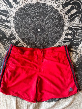 Pantalón corto Adidas rojo