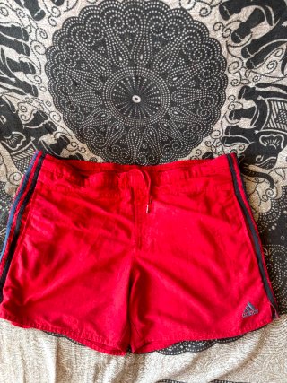 Pantalón corto Adidas rojo