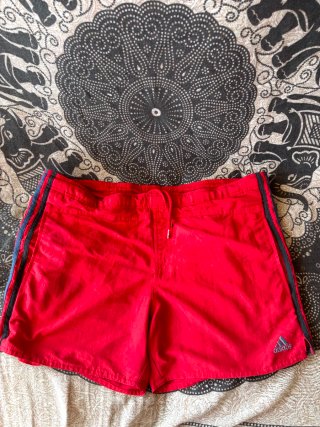 Pantalón corto Adidas rojo