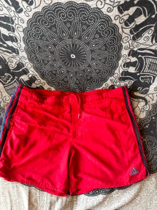 Pantalón corto Adidas rojo