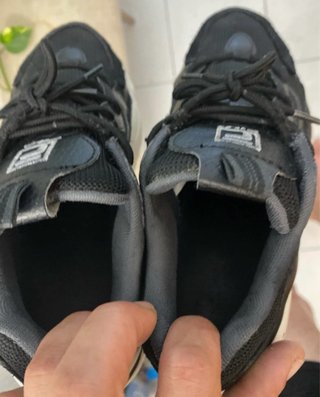 Zapatillas Fila Negras y Blancas
