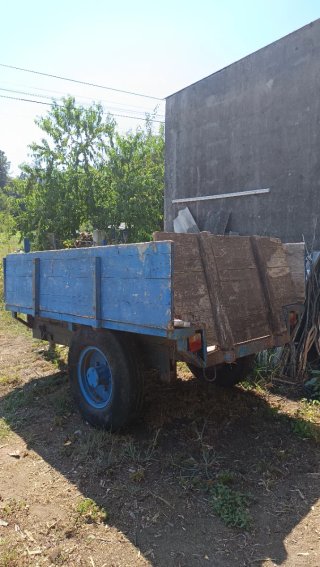 Remolque agrícola azul