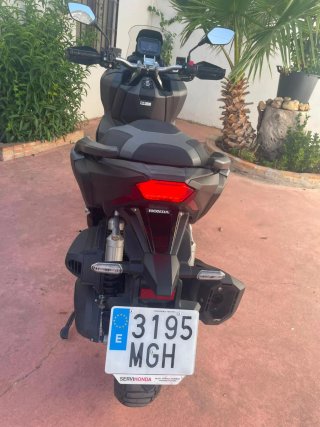 Honda ADV 350 gris oscuro