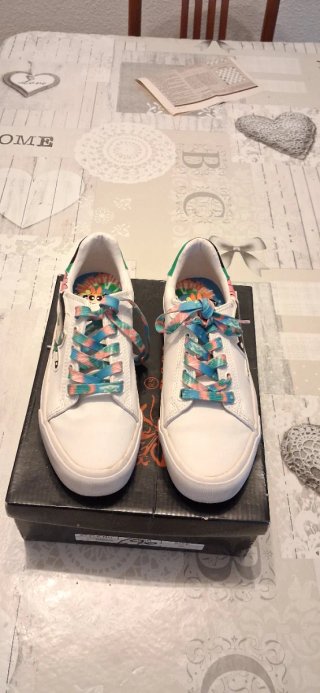 Zapatillas blancas con cordones multicolor