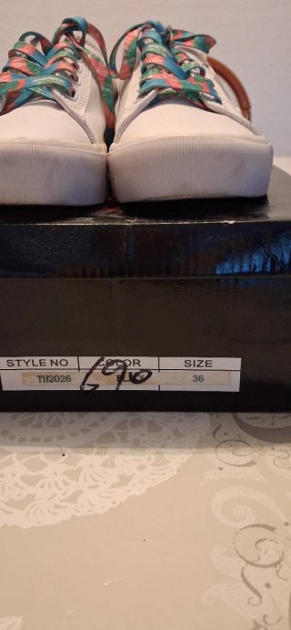 Zapatillas blancas con cordones multicolor