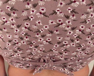 Camiseta floral cruzada manga corta