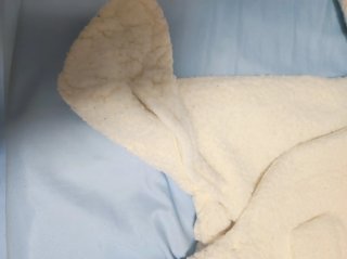 Abrigo bebé blanco peluche con capucha