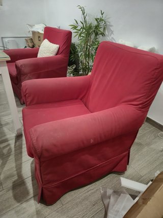 Sillón orejero rojo de tela
