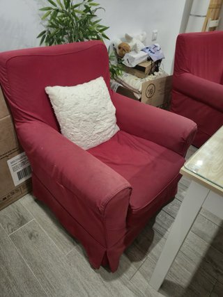 Sillón orejero rojo de tela