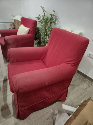 Sillón orejero rojo de tela