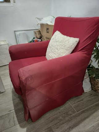 Sillón orejero rojo de tela