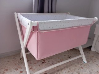 Minicuna con estrellas y estrella rosa
