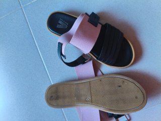 Sandalias de piel negras y rosas