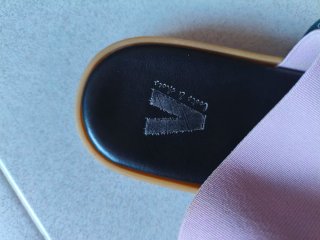 Sandalias de piel negras y rosas