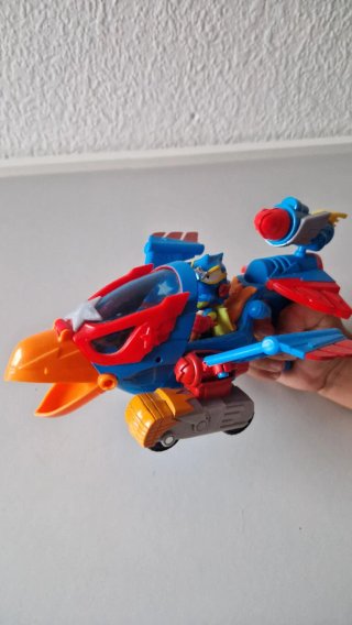 Superthings Águila Salvaje con figuras
