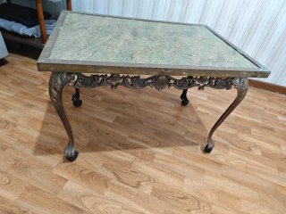 Mesa de salón dorada con tapa de piedra