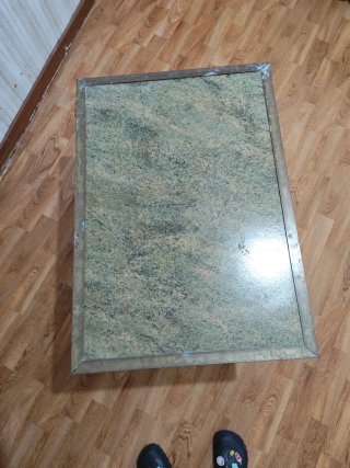Mesa de salón dorada con tapa de piedra