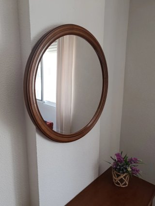 Armario de madera con cajonera y espejo