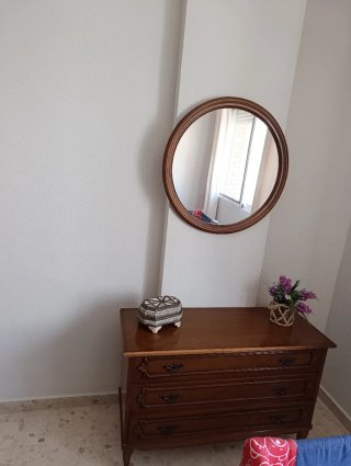 Armario de madera con cajonera y espejo