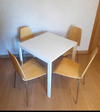 Mesa blanca y 4 sillas de madera