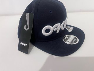 Gorra Oakley Snap Back (azul marino)