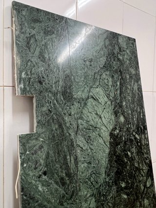 Pieza grande de mármol verde natural